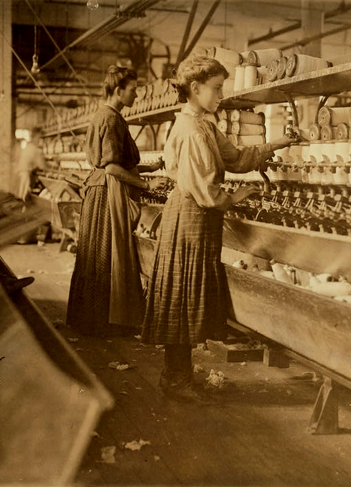 Women working in the Globe Cotton Mill in Augusta, Georgia, 1909